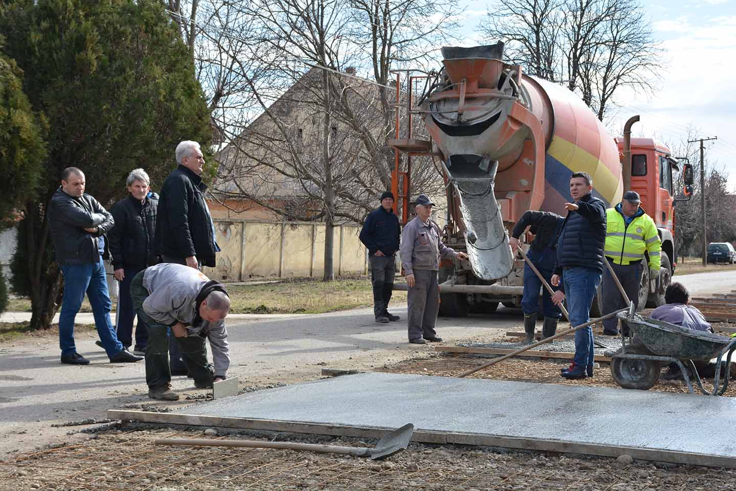 Infrastrukturni radovi u Barandi: PARKING, TROTOARI I UREĐENJE PARKA (VIDEO)