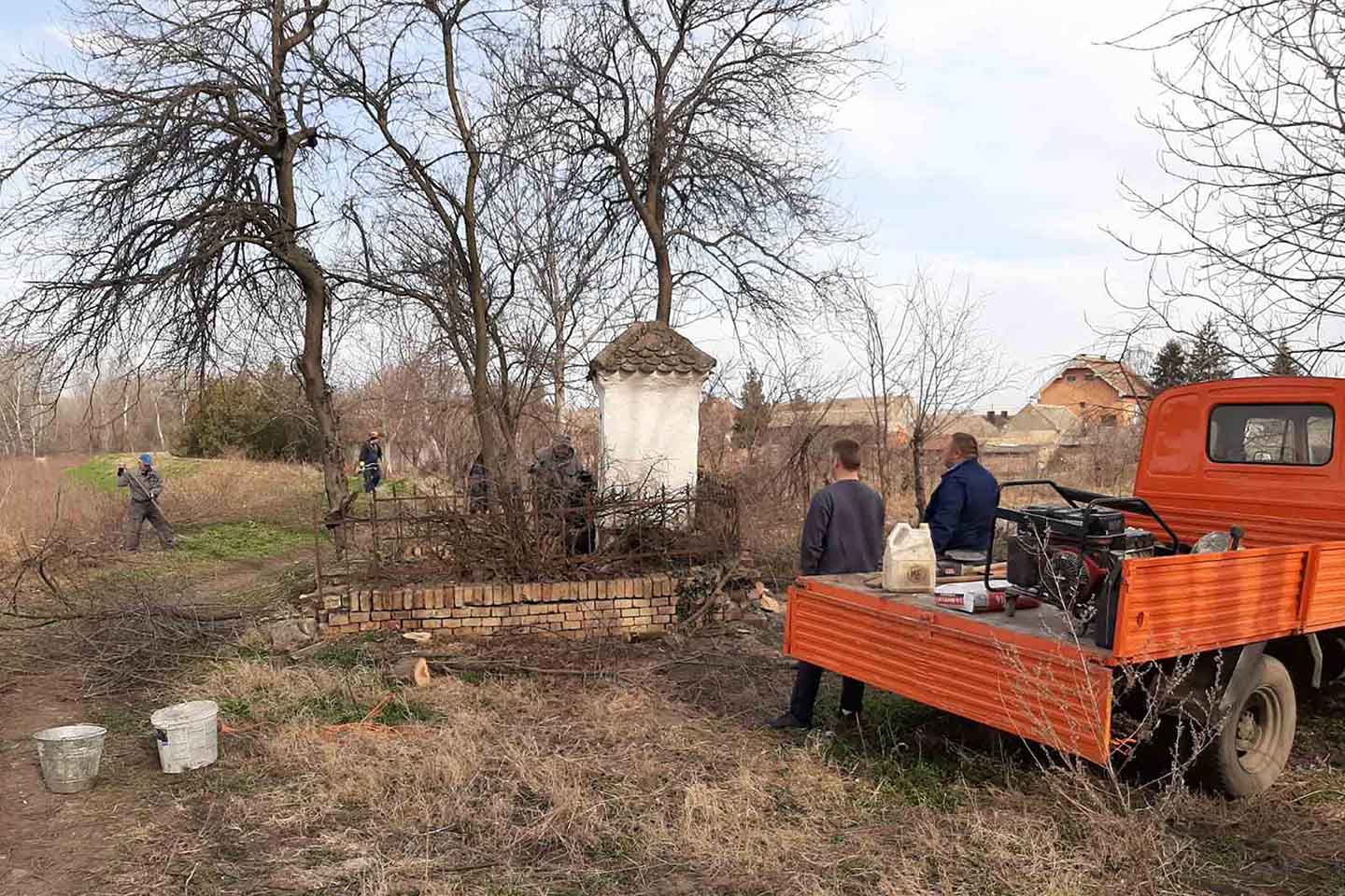 Komunalci u akciji uređenja: OČIŠĆENO CRKVIŠTE, NAJAVA AKCIJE MESNE ZAJEDNICE SEFKERIN