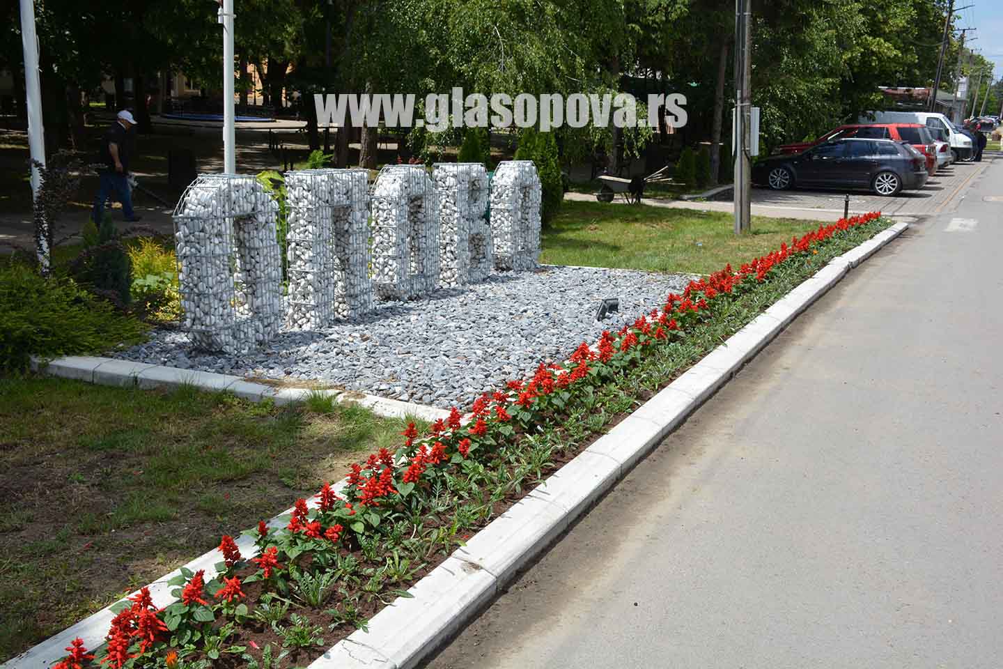 Sadnja cveća u centru Opova: ZA NOVO LETO, NOVO CVEĆE (VIDEO)