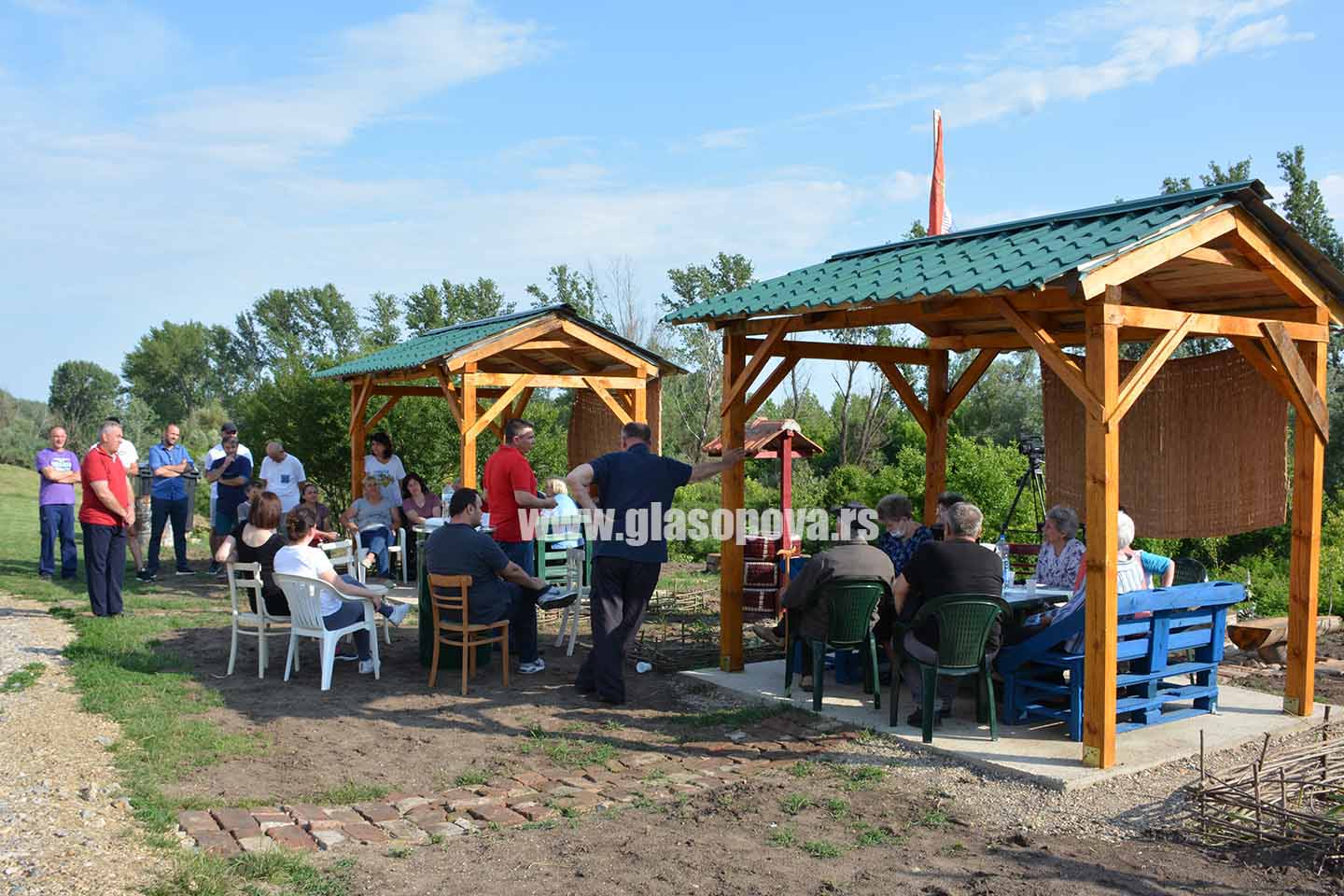 Mali vidikovac u Opovu: KAD SE KOMŠIJE SLOŽE, NIŠTA NIJE TEŠKO (VIDEO)