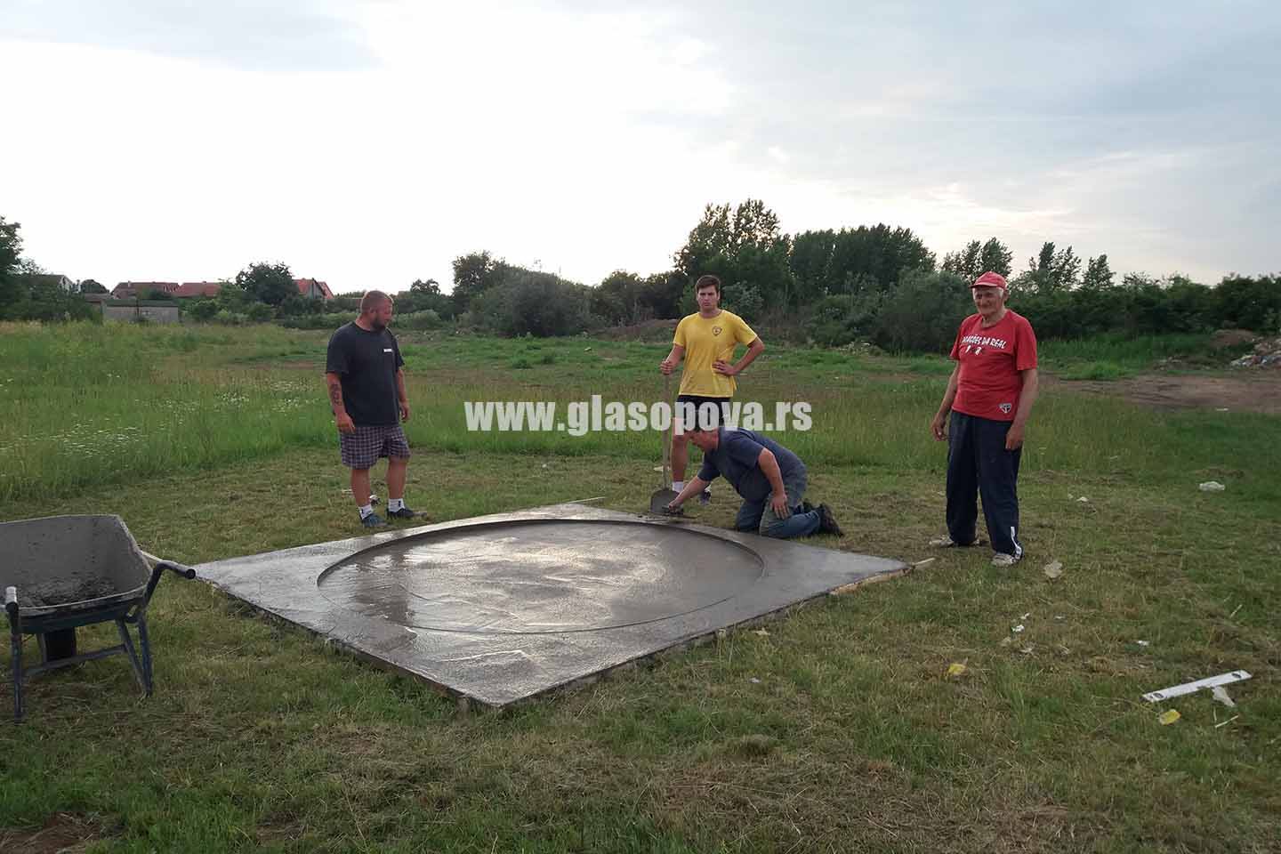 Sefkerinci pomažu svog reprezentativca: BACALIŠTE ZA DISK NA FUDBALSKOM TERENU