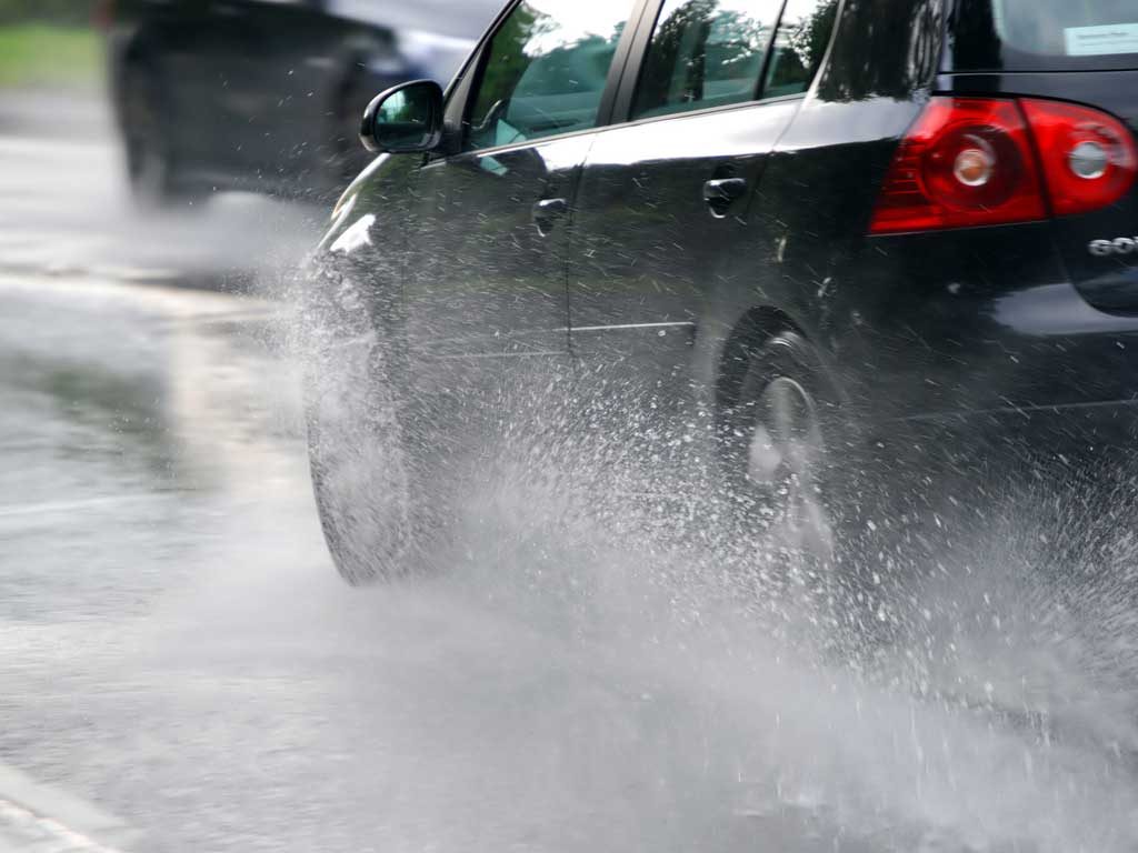 Saobraćaj: Oprez u vožnji zbog vetra i mokrih kolovoza