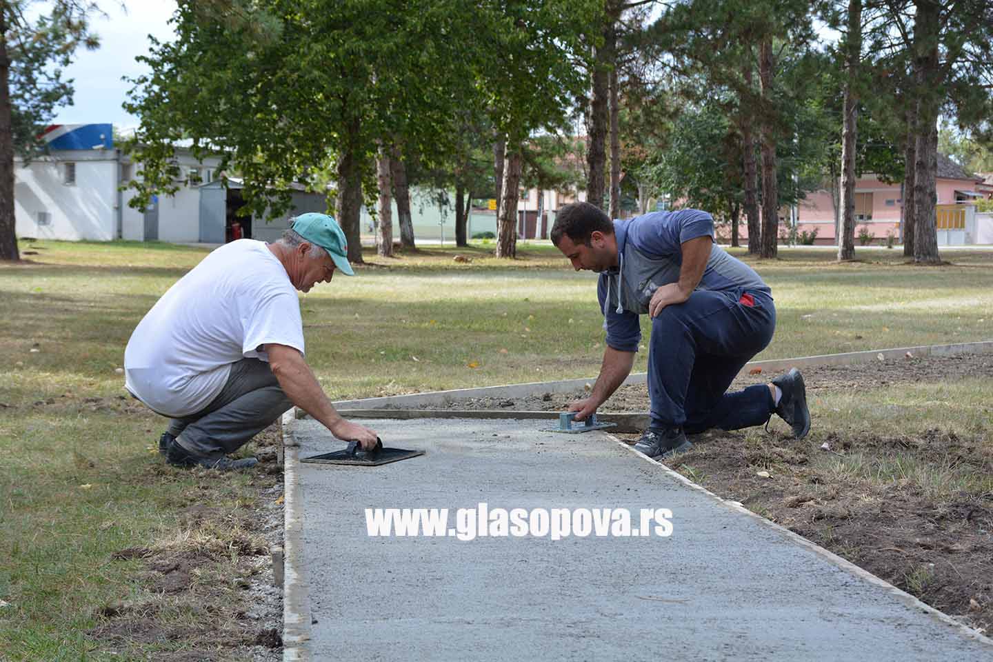 Mesna zajednica Opovo: BETONIRANJE PEŠAČKE STAZE KROZ PARK