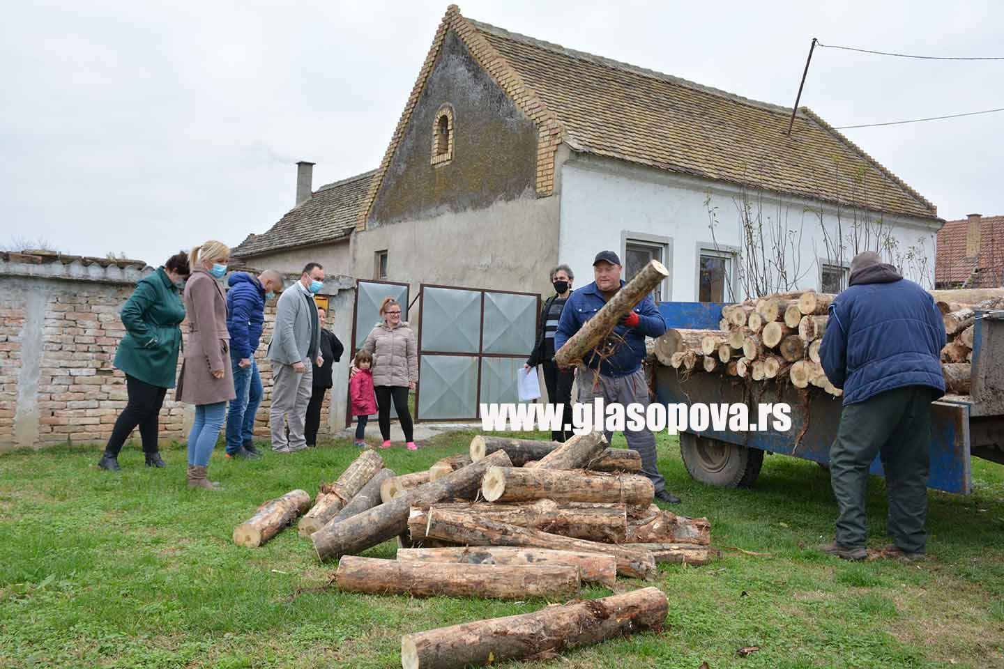 Lokalna samouprava: RASPODELA OGREVNIH DRVA ZA SOCIJALNO UGROŽENE KATEGORIJE STANOVNIŠTVA (VIDEO)