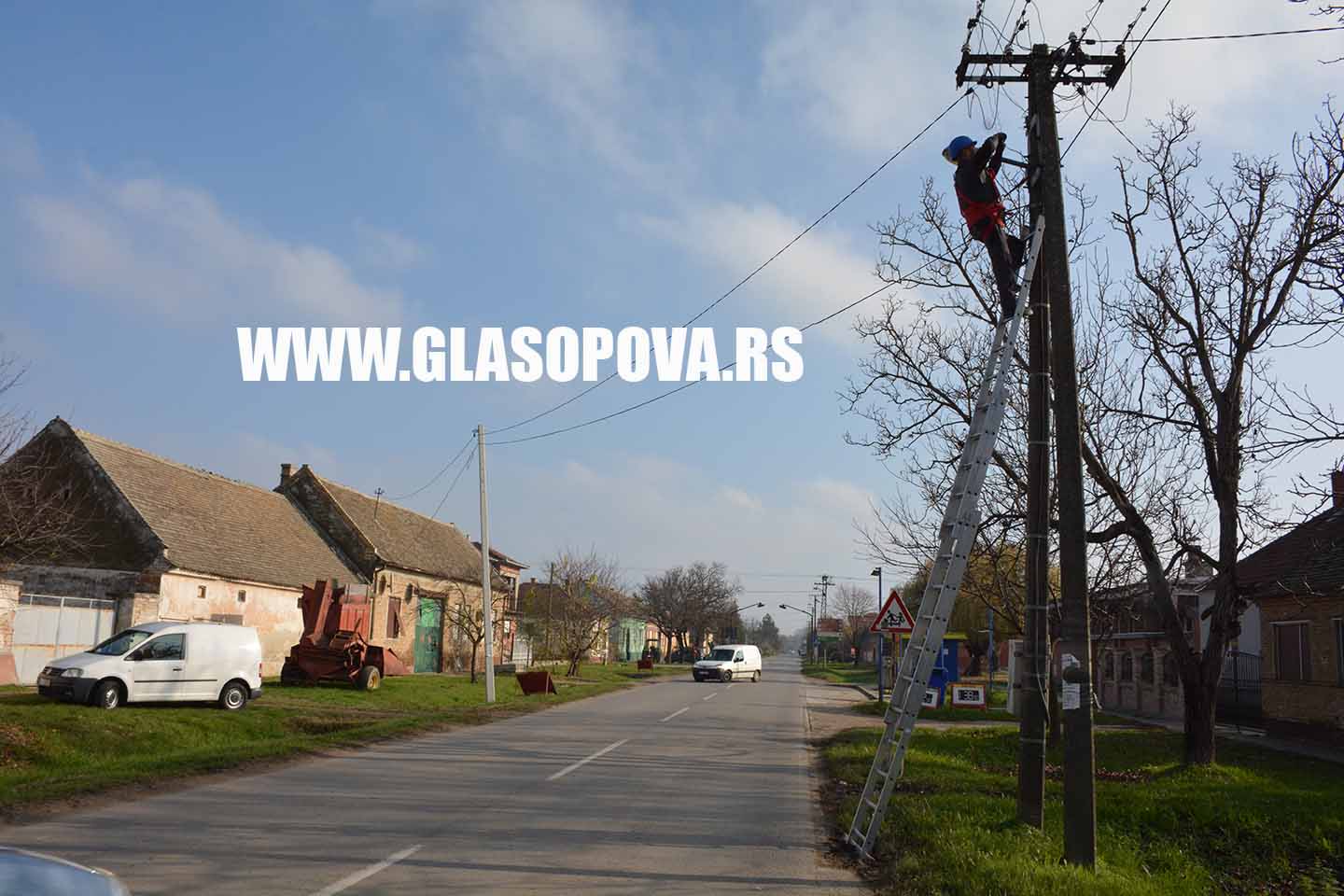 U susret praznicima: MONTAŽA NOVOGODIŠNJE RASVETE