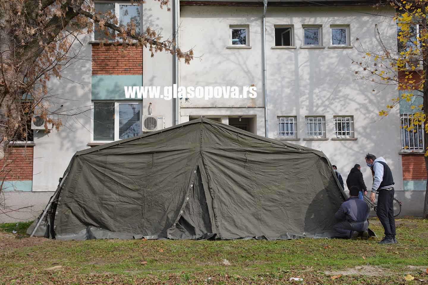 Štab za vanredne situacije: MONTIRAN ŠATOR ISPRED KOVID AMBULANTE U OPOVU (VIDEO)