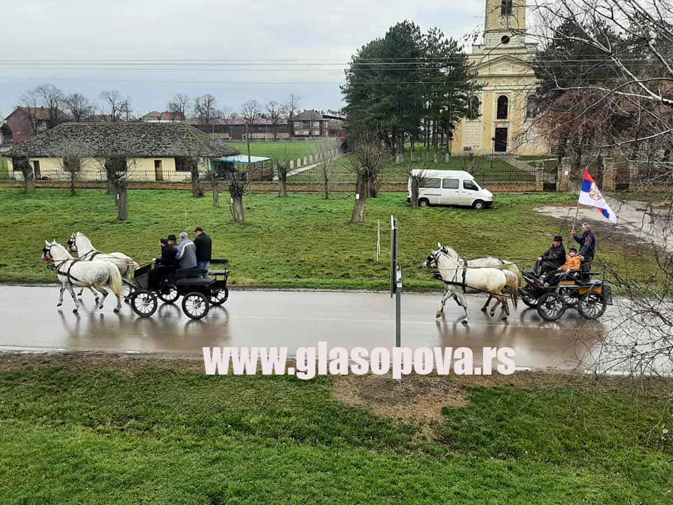 Badnji dan u Sakulama: PO STARIM OBIČAJIMA SA KONJIMA PO BADNJAK