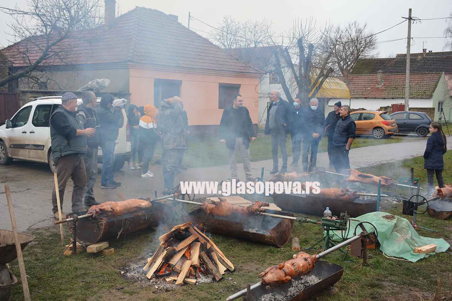 Badnji dan u Opovu: U KERTIZU I OVE GODINE KOLEKTIVNA PRIPREMA PEČENICE (VIDEO)