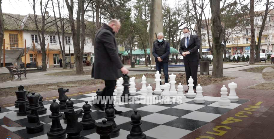 Šah na otvorenom: 64 CRNO BELIH POLJA U OPOVAČKOM PARKU (VIDEO)