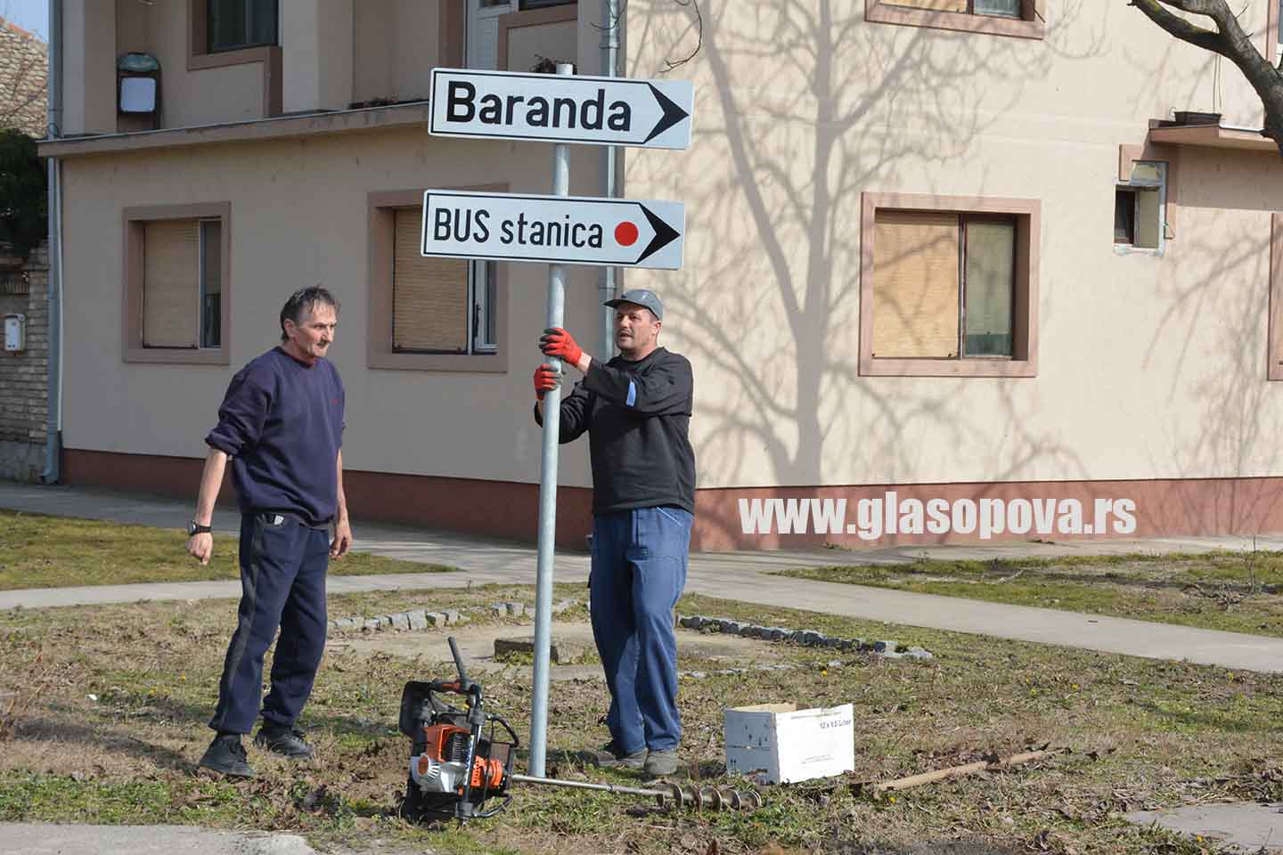 Regulacija saobraćaja u Opovu: Postavljanje vertikalne saobraćajne signalizacije (video)