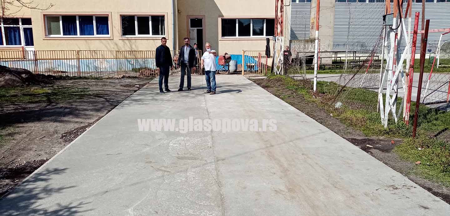 Uređenje građevinske infrastrukture: Betonirani prilazi za vozila i pešake kod škole u Opovu