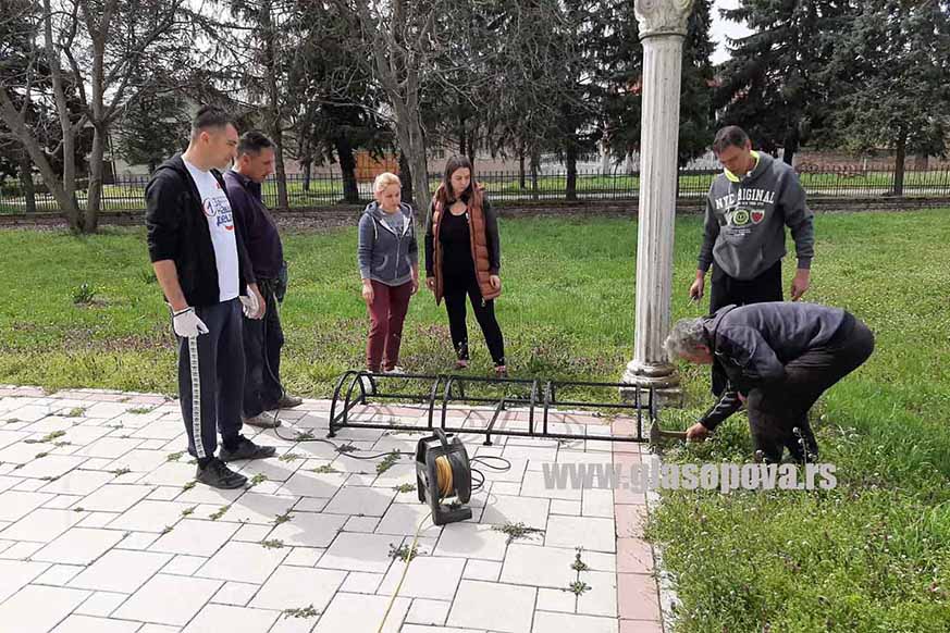 Mesna zajednica Sefkerin: Postavljeni parkinzi za bicikle i kante za odlaganje smeća u porti crkve