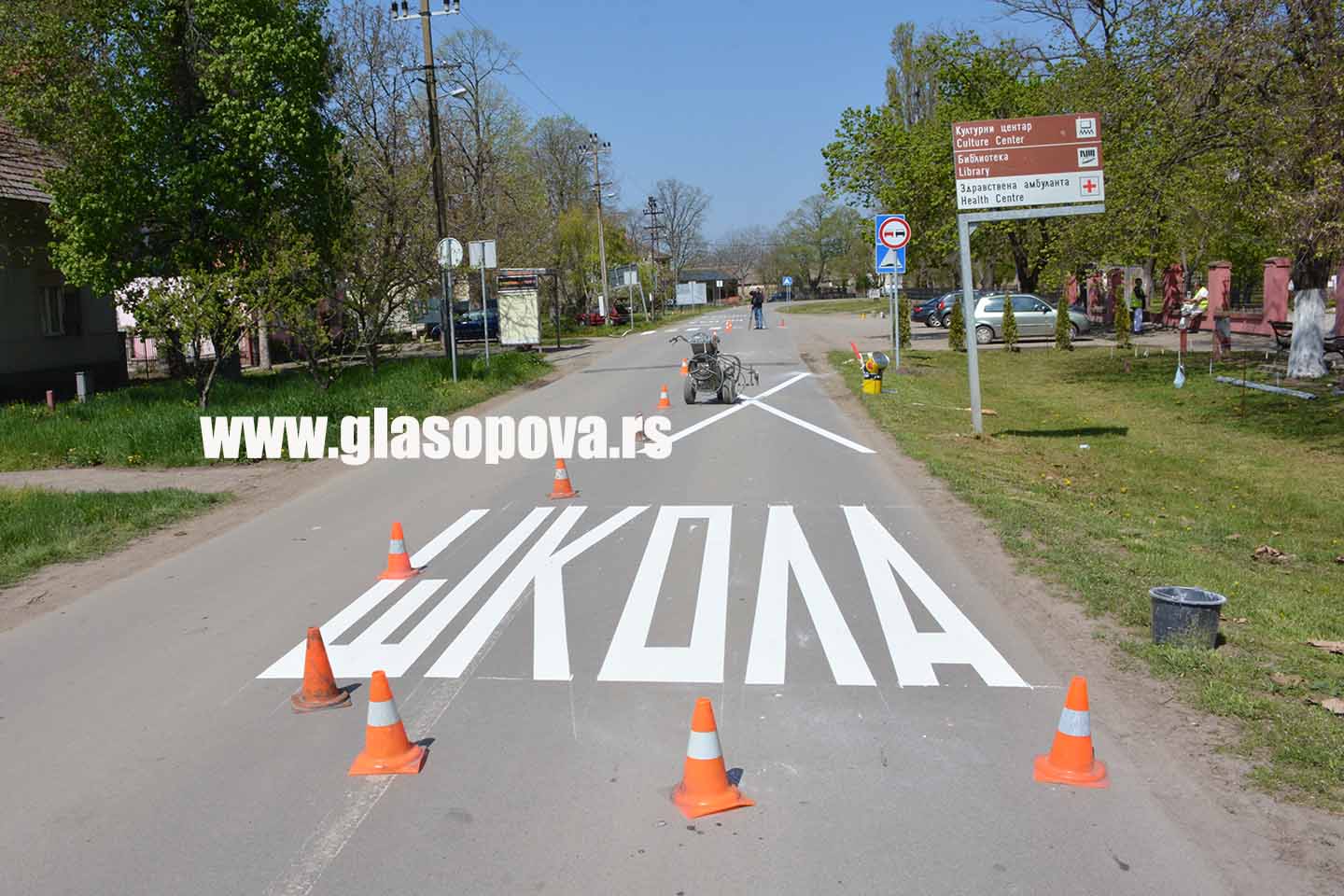 Bezbednost u saobraćaju: Vertikalna i horizontalna saobraćajna signalizacija u zoni sakulske škole (video)