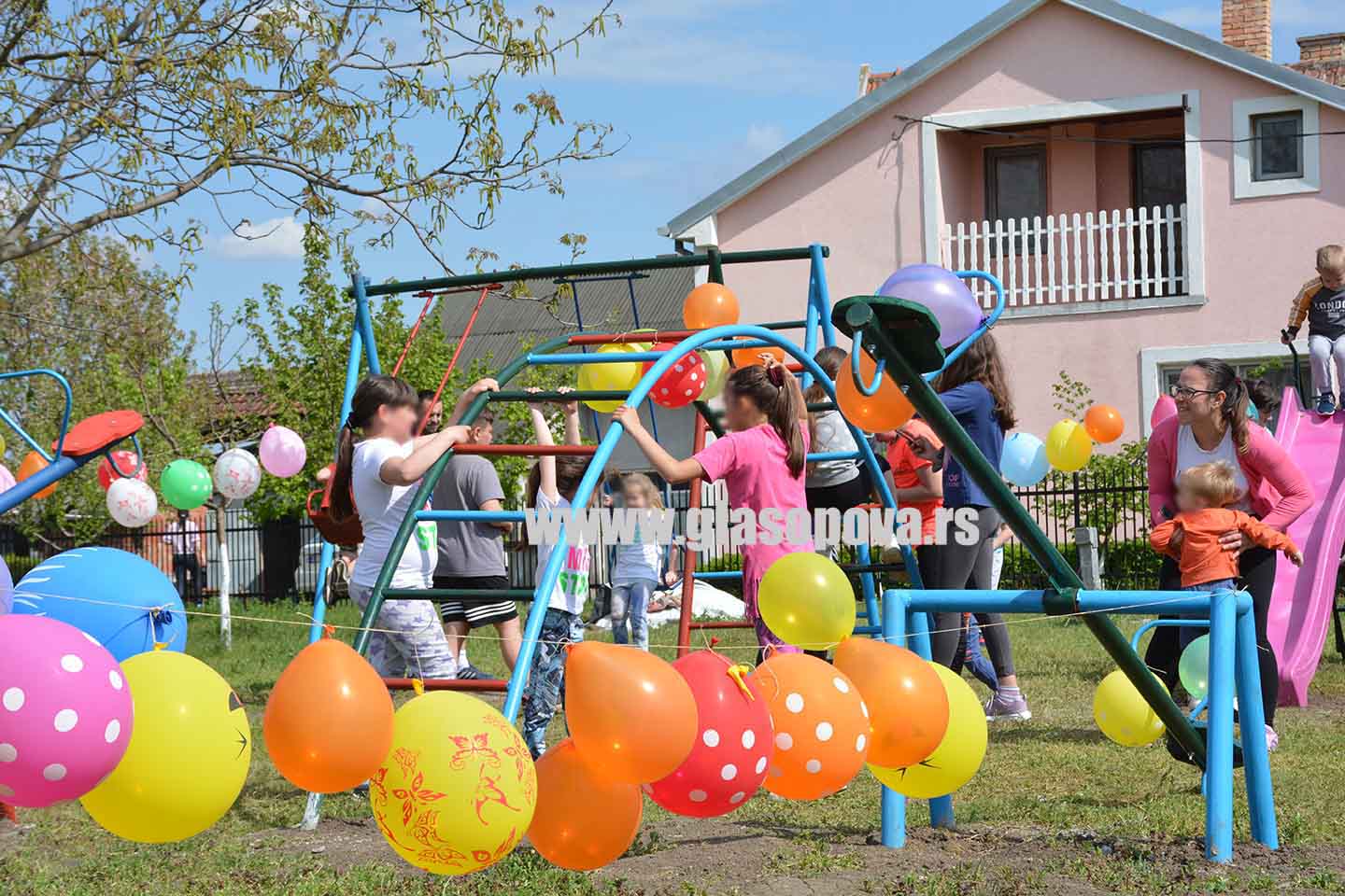 Inicijativa građana, realizacija lokalne samouprave: Otvoreno dečje zabavno igralište u opovačkom naselju Kertiz (video)