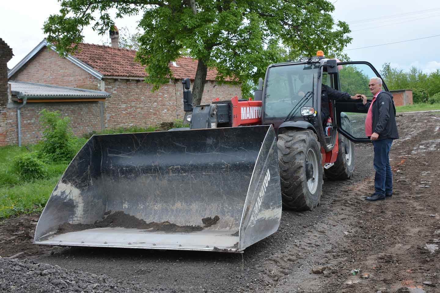 Sanacija zemljanih ulica: Nasipanje struganog asfalta u Barandi