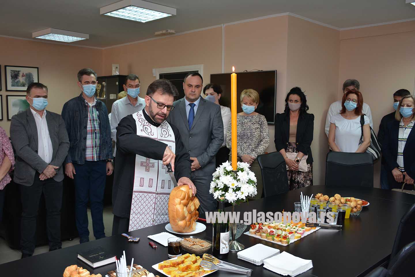 Dan opštine Opovo: U kabinetu predsednika opštine rezan slavski kolač (video)