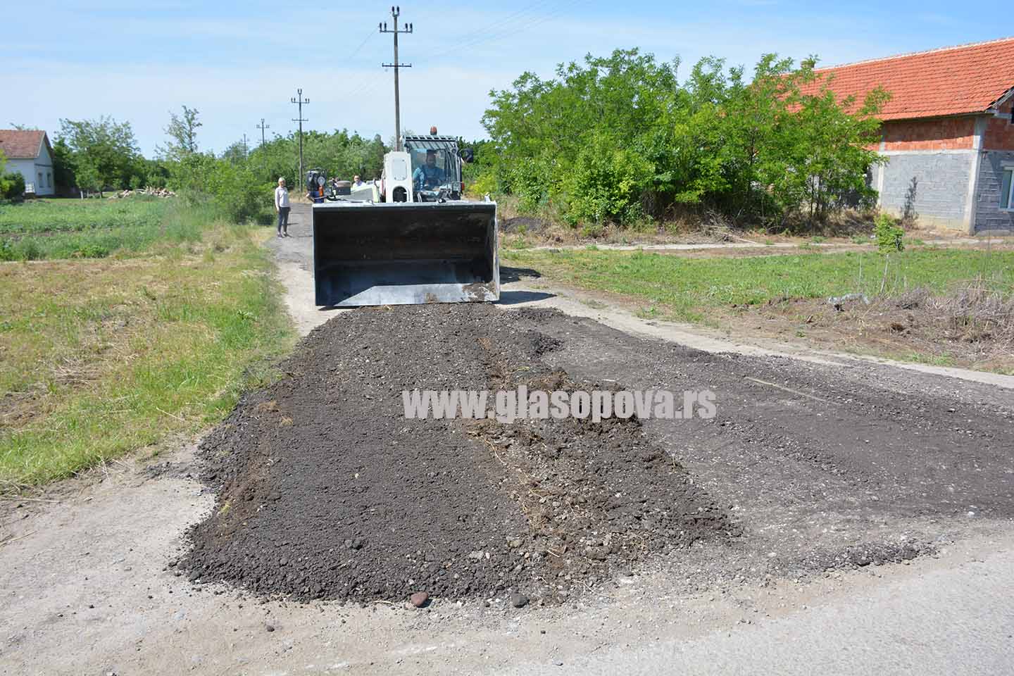 Sanacija zemljanih ulica: Nasipanje struganog asfalta u Sakulama
