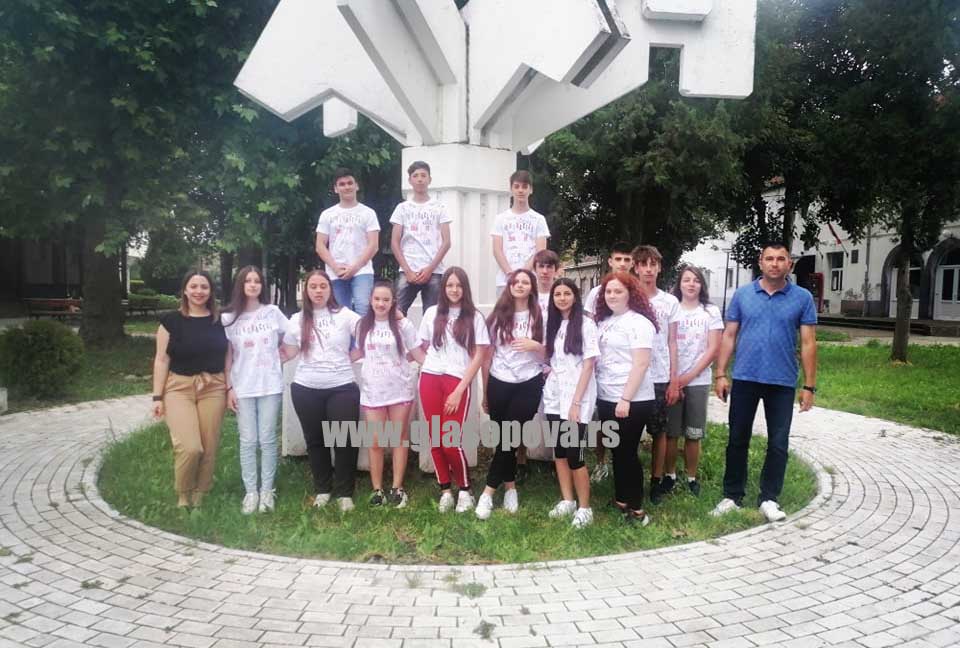 Mesna zajednica Sefkerin: Majice za maturante OŠ Sveti Sava