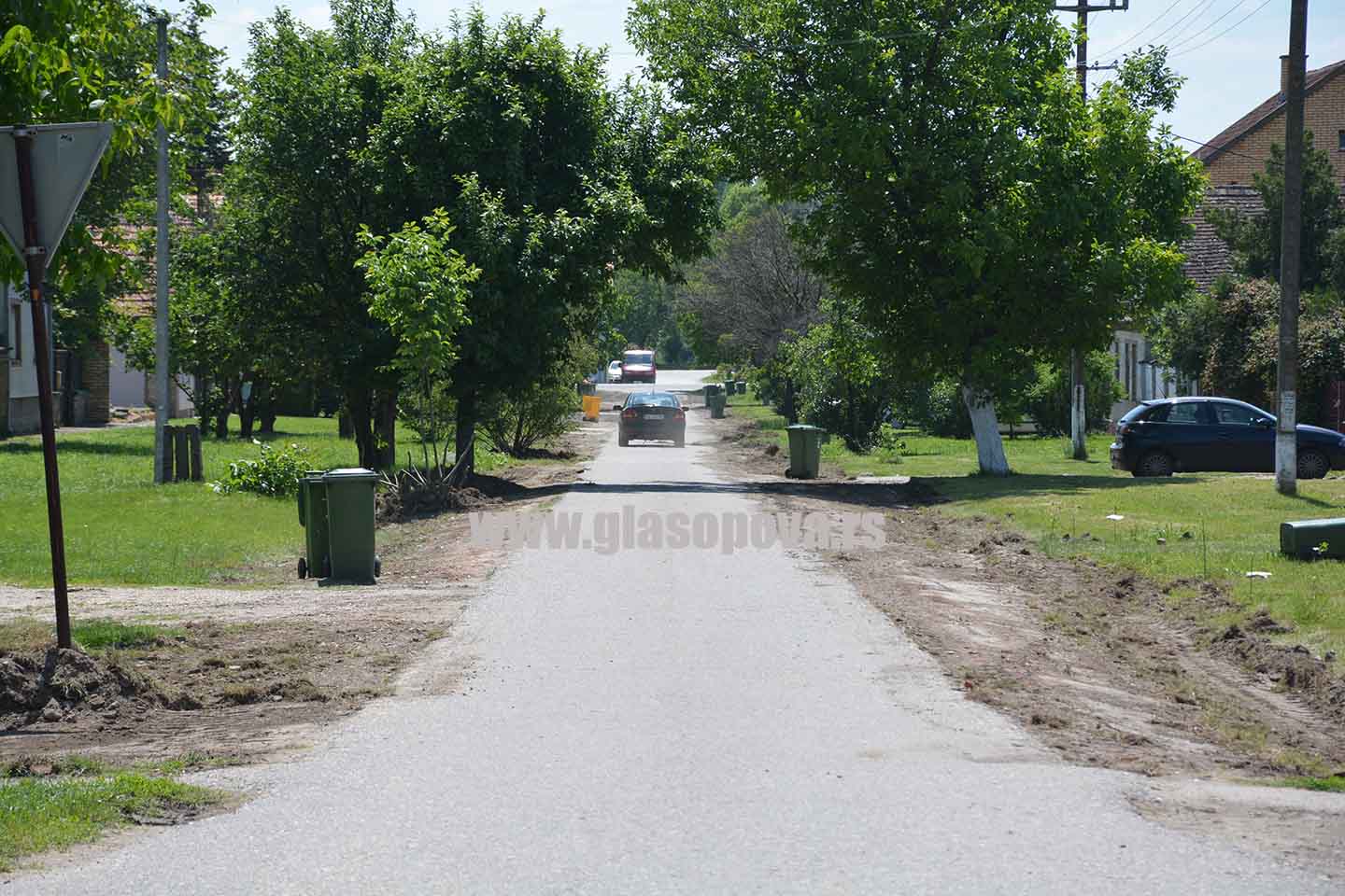 Strugani asfalt u Opovu: Radovi na proširenju Šumske ulice