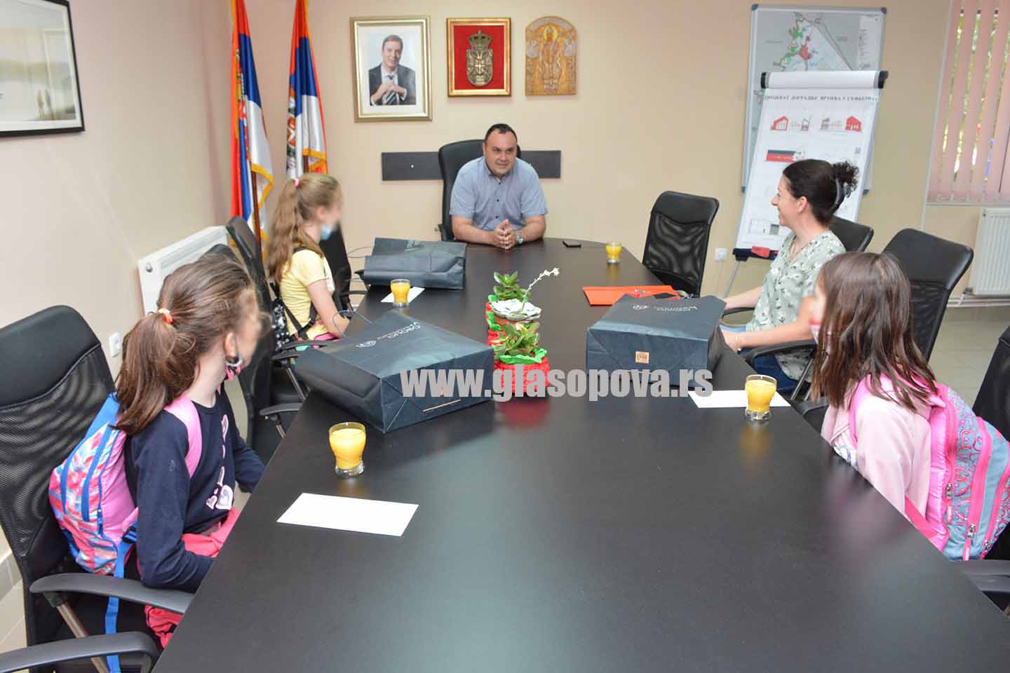 Crveni krst Opovo: Predsednik opštine ispratio decu u vršačko odmaralište