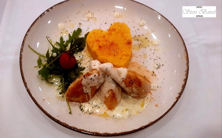 Recepti po preporuci kuhinje hotela “Stari Banat”: Piletina sa sosom od pavlake i belog luka na palenti