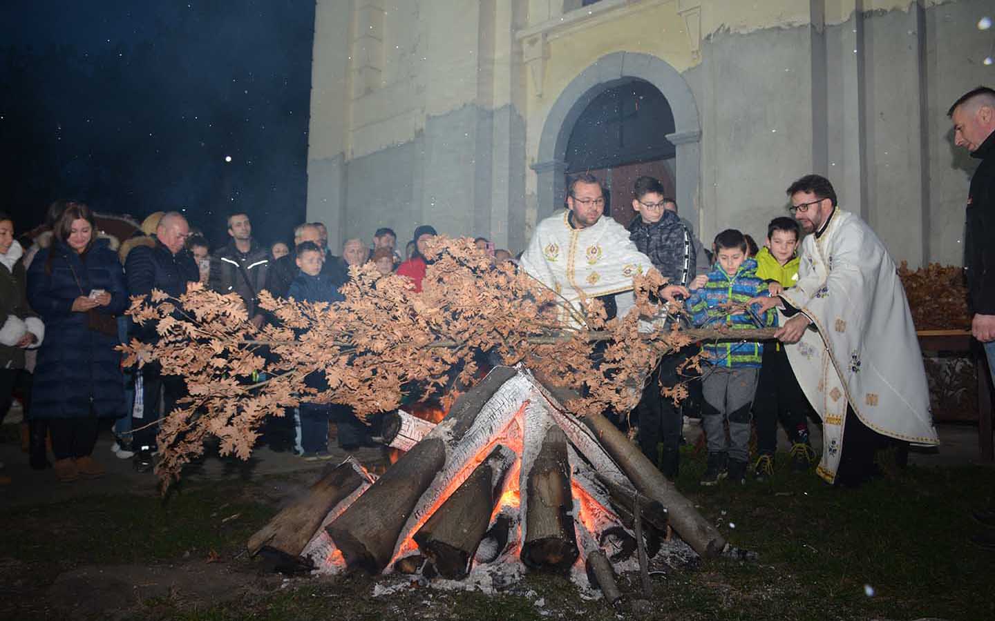 Badnji dan: Nalaganje badnjaka u pravoslavnim crkvama (video)