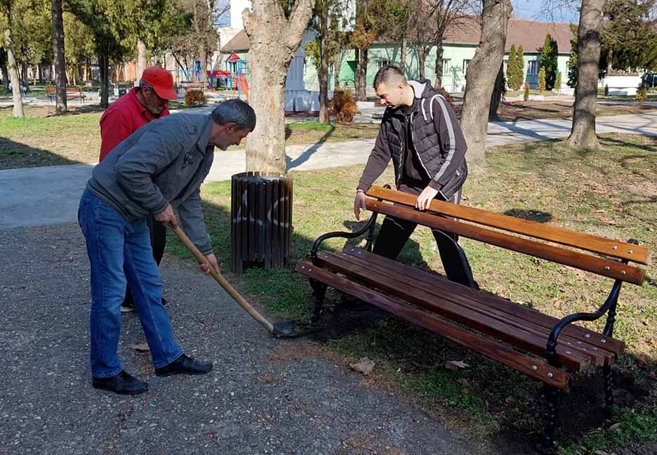 Mesna zajednica Sefkerin: Obnovljen parkovski mobilijar
