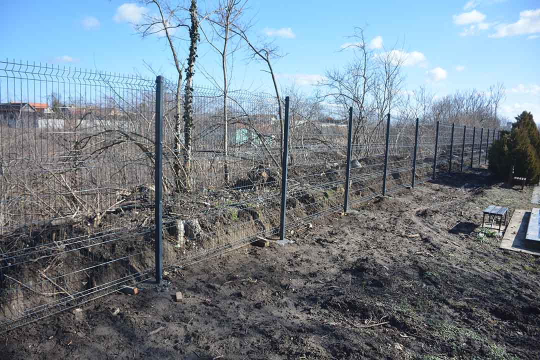 Malo groblje u Opovu: Završena izgradnja ograde (video)