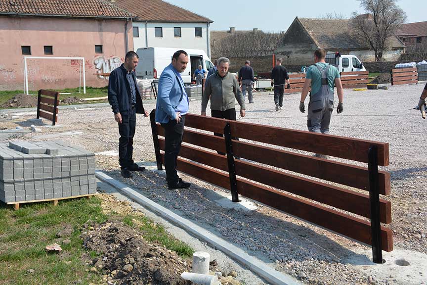 Mini pič u Sefkerinu: U toku su radovi na izgradnji novog sportskog terena (video)