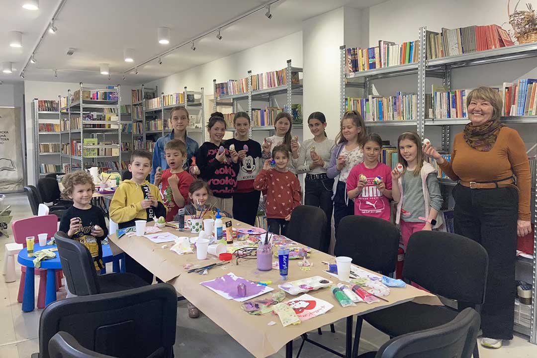 Kreativni klub ONB Opovo: Održana peta radionica, oslikavanje drvenih jaja