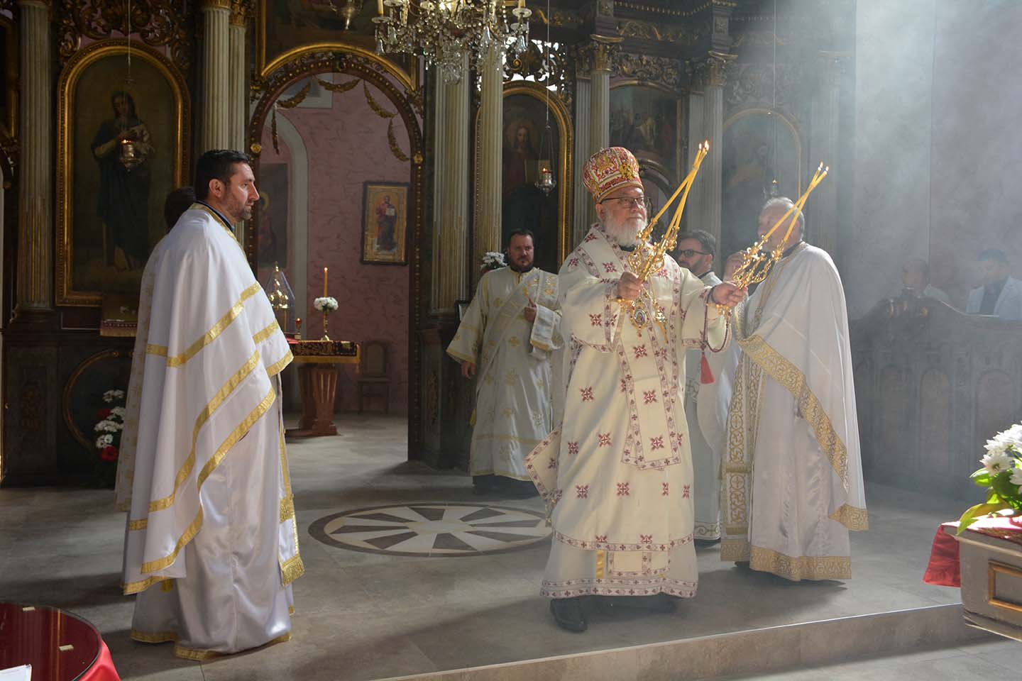 Prenos moštiju Svetog oca Nikolaja: Vladika Nikanor služi liturgiju u Opovu (video)