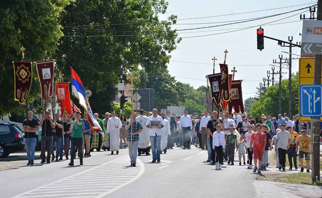 Hramovna slava u Opovu, Sakulama i Barandi: Svetonikoljska litija i rezanje slavskog kolača (video)