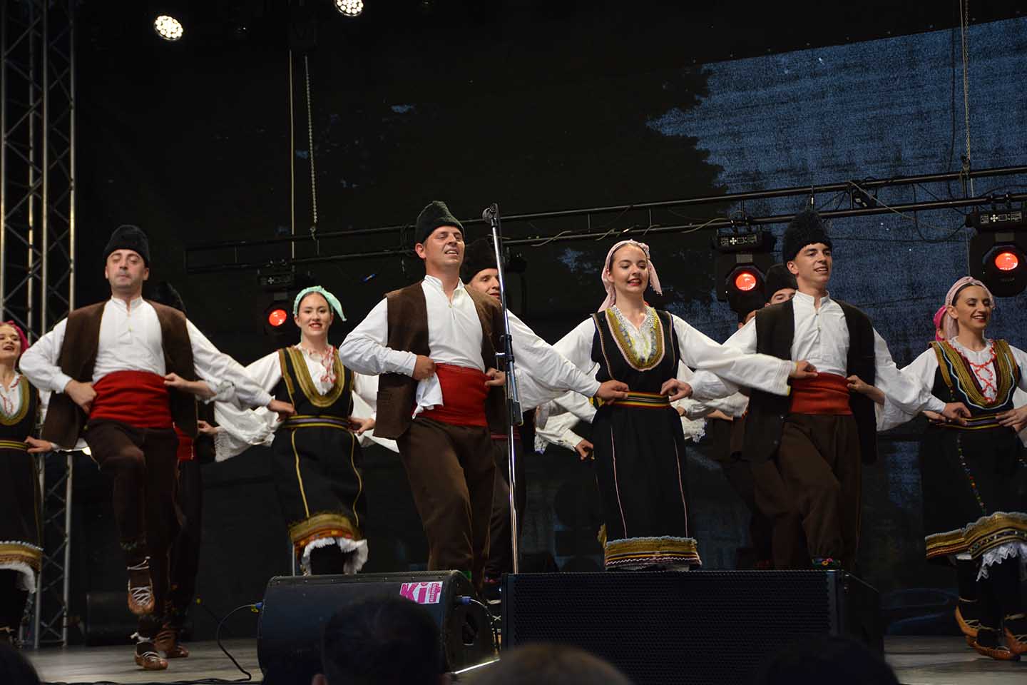 Folklorni festival Đurđevak: Igra i pesma na centralnom trgu u Opovu (video)