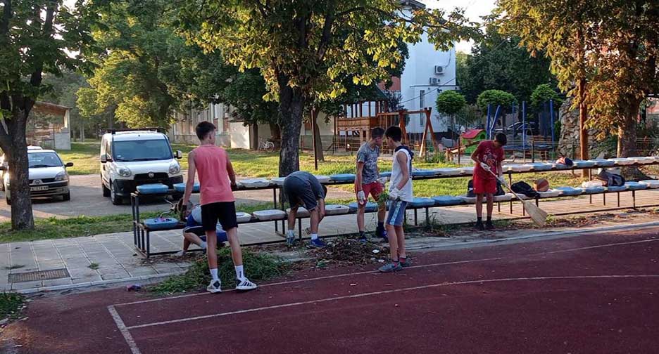 Mladi u akciji: Čišćenje košarkaškog terena