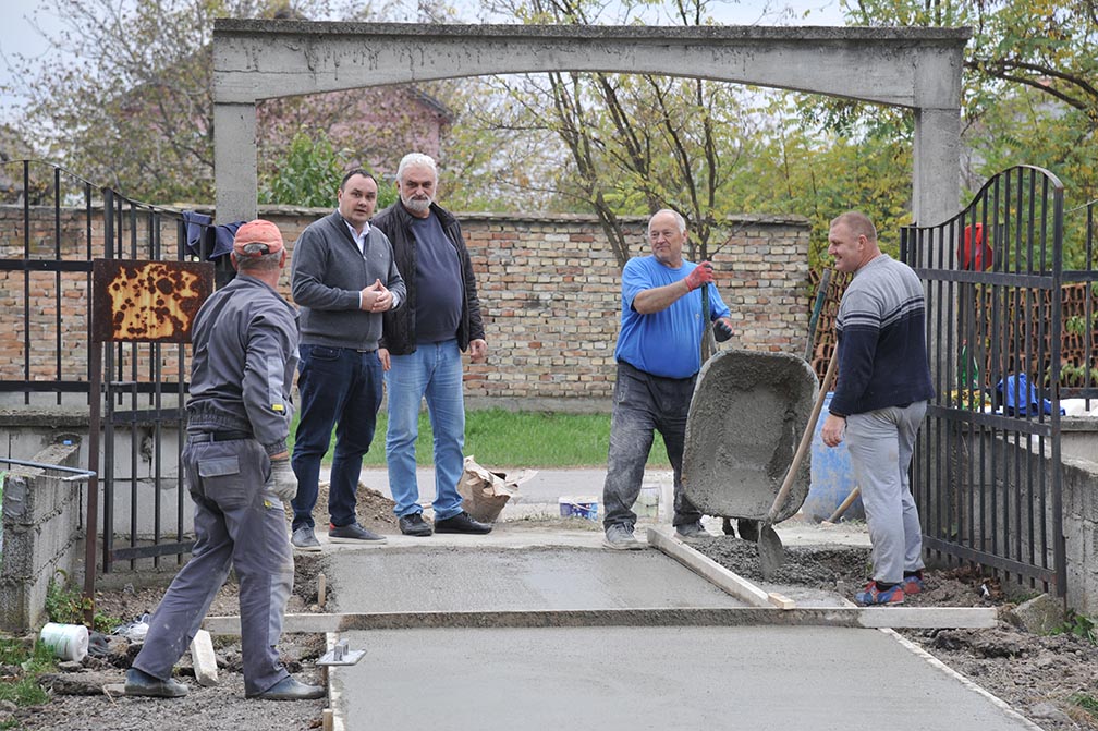 Mesna zajednica Opovo: Betoniranje staze na groblju u Opovu