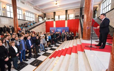 Pokrajinska vlada: Mirović uručio novčane nagrade i priznanja najtalentovanijim učenicima u Vojvodini