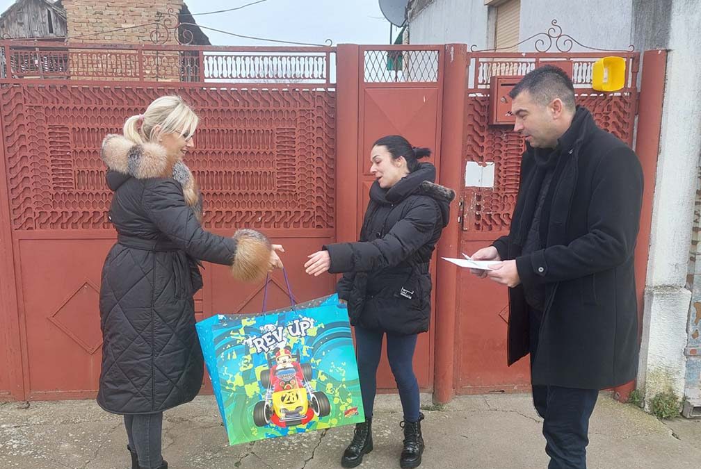 Opštinska uprava Opovo: Šest paketa za novorođene bebe