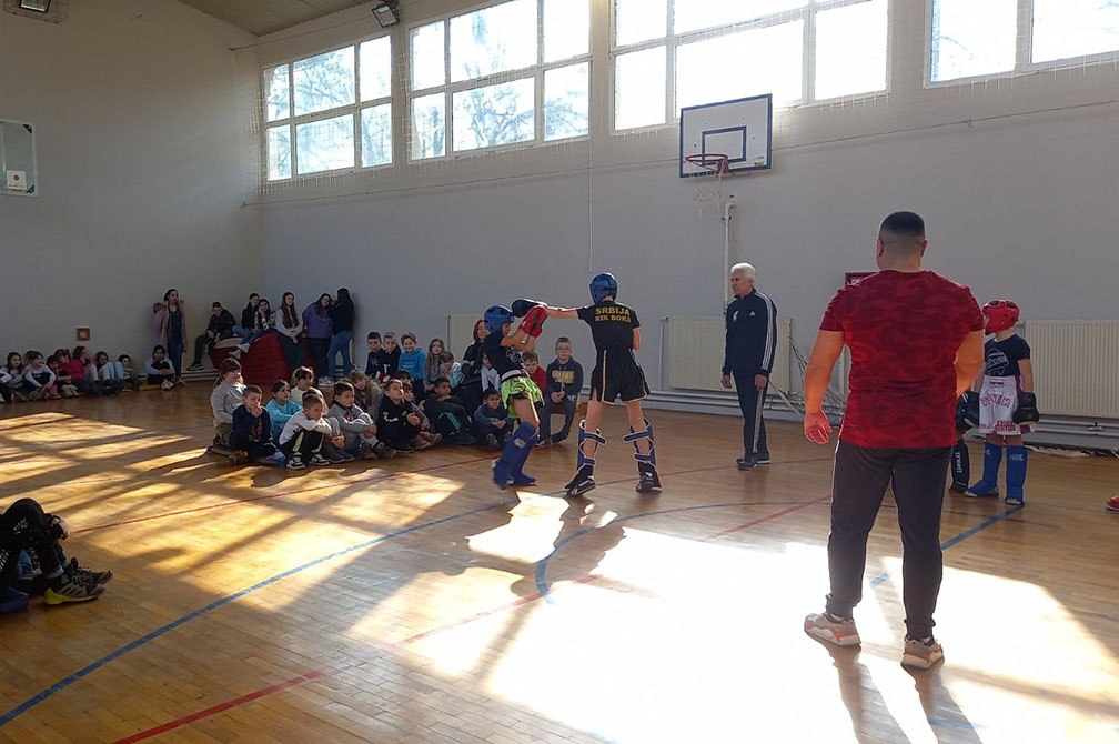 Borilački klub Dragon: Prezentacija kik boksa za decu u osnovnoj školi