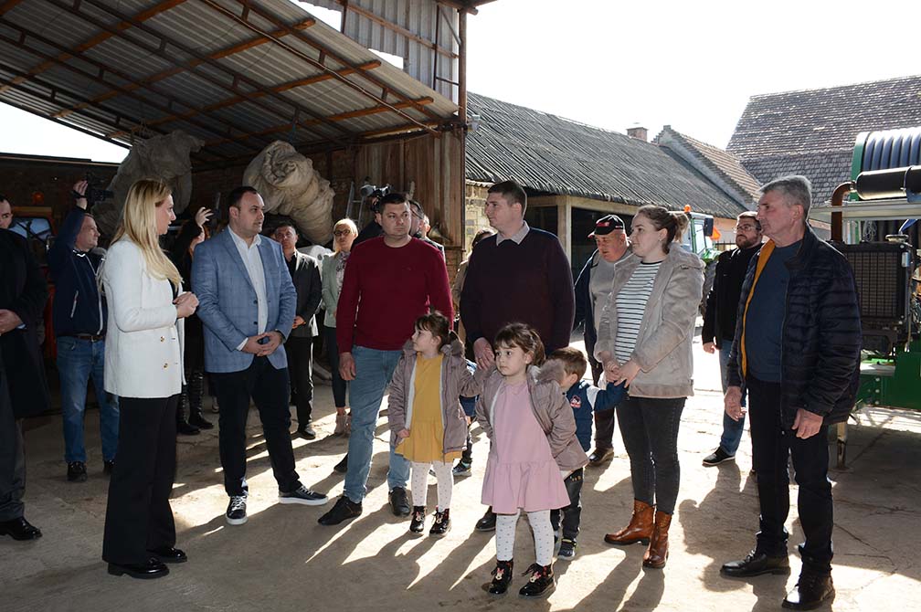 Poljoprivreda: Ministarka i pokrajinski sekretar poljoprivrede posetili domaćinstvo Petrov u Sefkerinu (video)