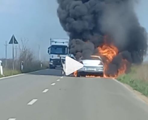 Hronika: Veliki plamen progutao automobil na putu Opovo-Debeljača