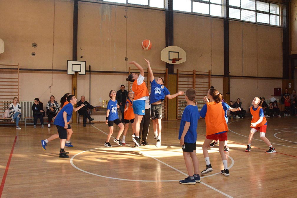 Na košarkaškom turniru deca iz Perleza, Čente, Barande, Opova i Sefkerina