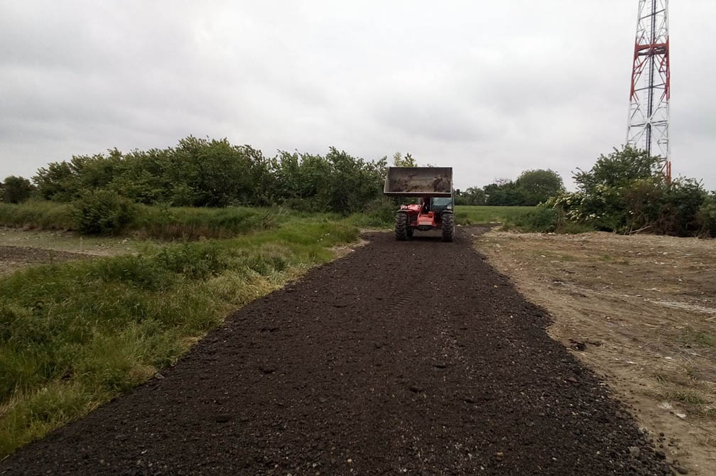 Baranda: Nasipanje i ravnanje grebanog asfalta