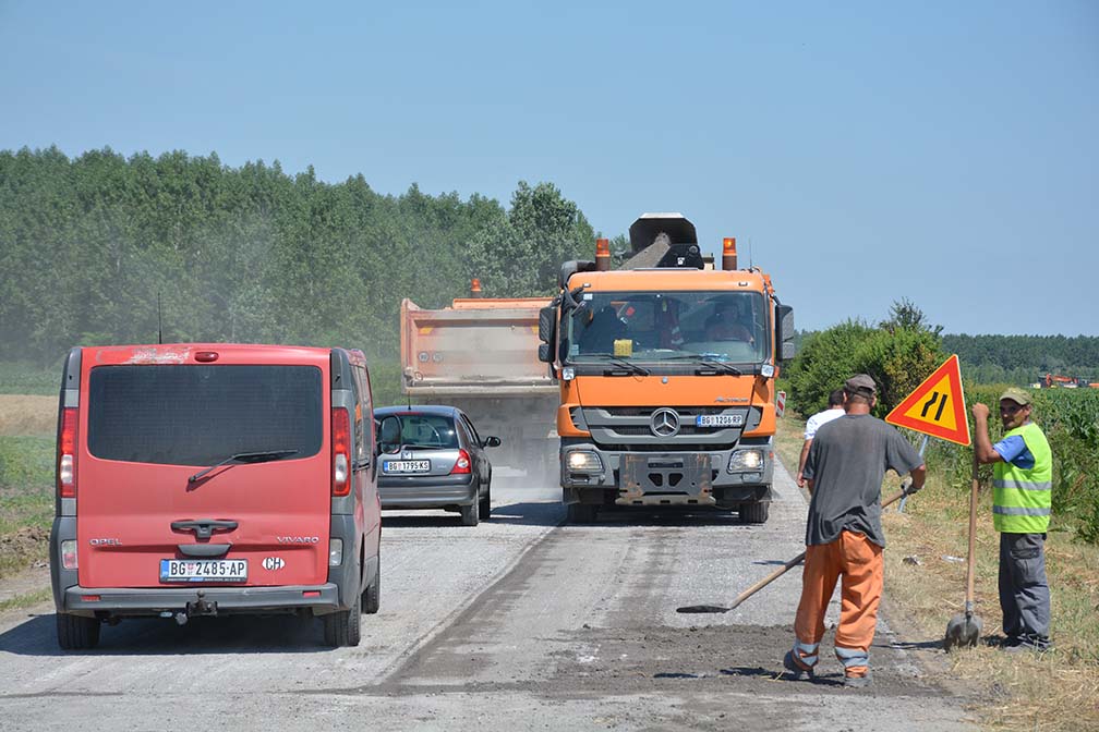 Građevinski radovi: Rekonstrukcija lokalnog puta Sefkerin – Vrbovski (video)