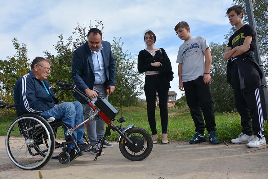 UPIK-u Opovo dva električna pomagala za invalidska kolica (video)