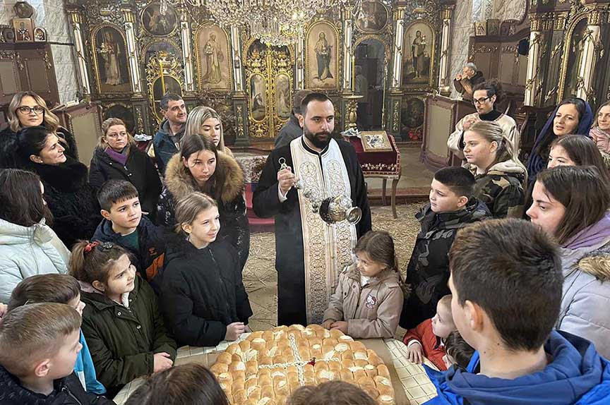 Božićna liturgija i lomljenje božićne česnice