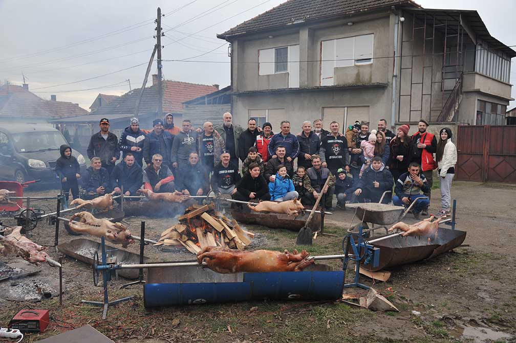 Priprema božićne pečenice u opovačkom Kertizu (video)