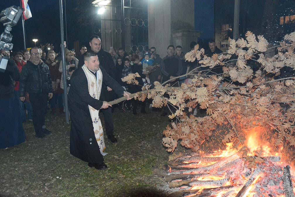 Badnje veče: Polaganje badnjaka u Opovu (video)