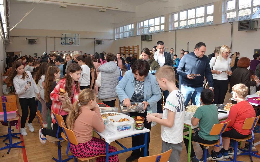 OŠ Zoran Petrović: Nastavnici, učenici i njihovi roditelji, organizovali humanitarni bazar u Sakulama (video)