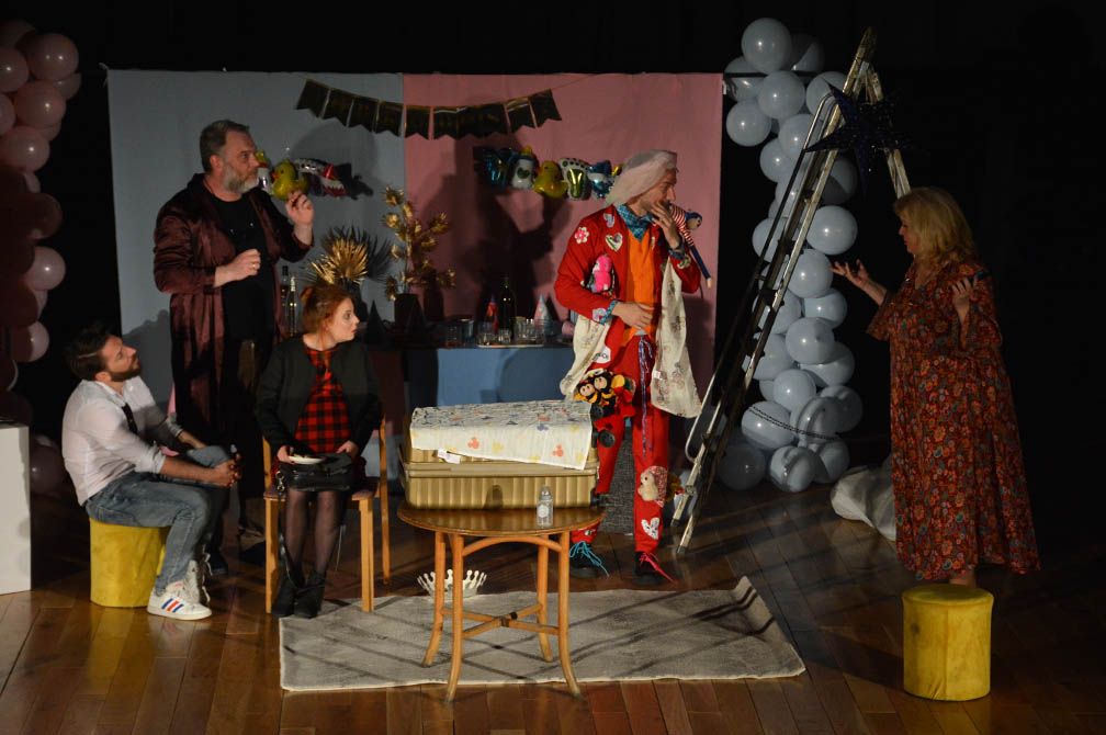 Na sceni Kulturnog centra Opovo odigrana pozorišna predstava „Do guše u pelenama“