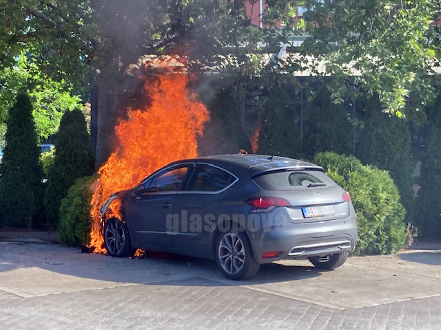 Zapalio se automobil u Opovu, intervenisali vatrogasci (video)